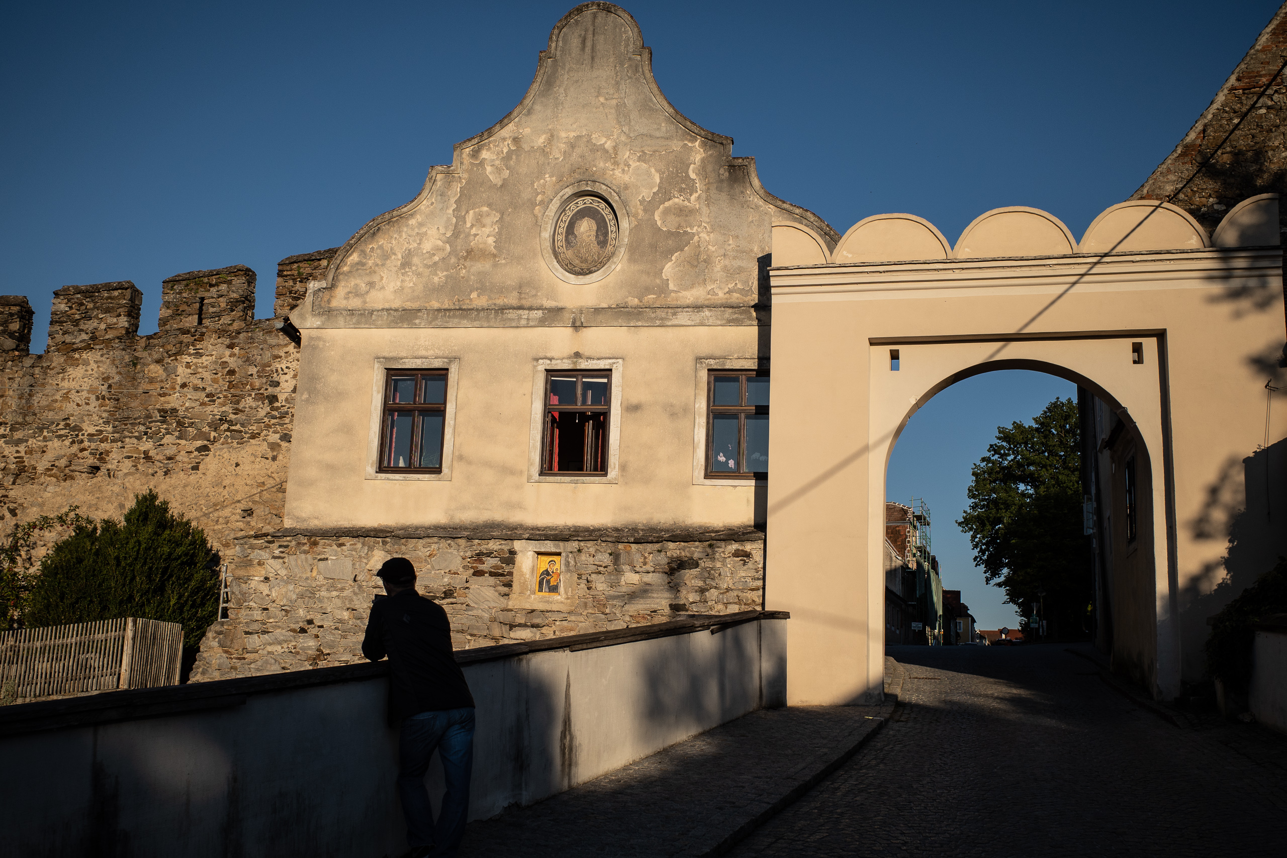 Drosendorf: Stadttor und Stadtmauer im Abendlicht